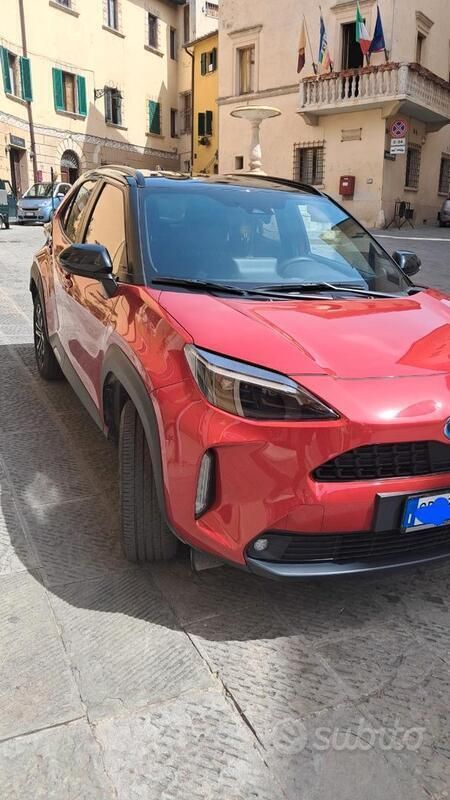 Rosso Usata 2023 Toyota Yaris Hybrid Station wagon | 22.800 € (Buon prezzo) - Immagine 1/4