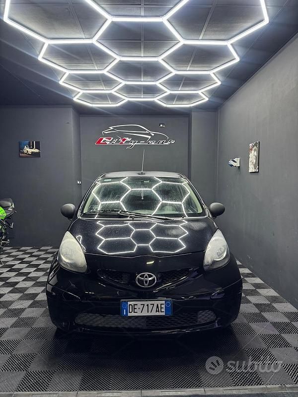 Nero Usata 2007 Toyota Aygo Due volumi | 4190 € (Buon prezzo) - Immagine 1/4
