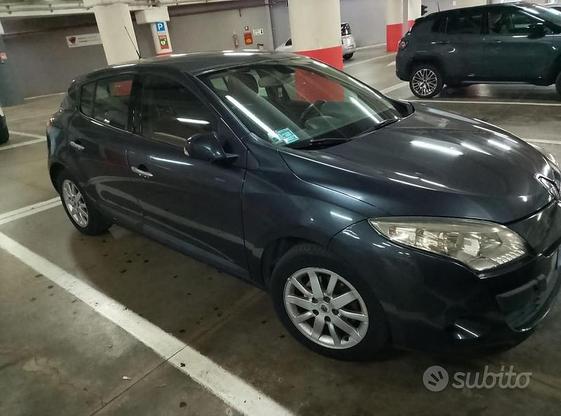 Usata 2009 Renault Mégane Tre volumi | 3200 € (Buon prezzo) - Immagine 1/4