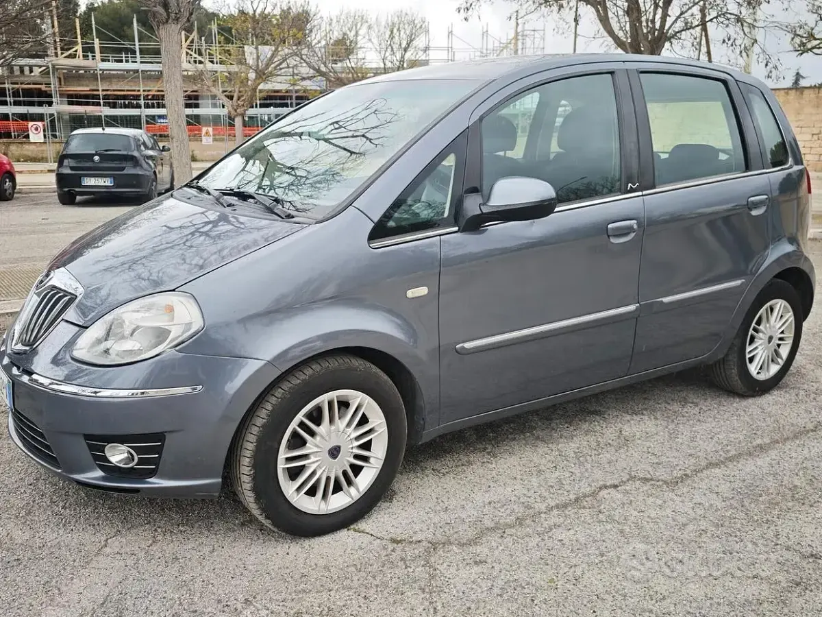 Usata Lancia Musa 120 CV (88 kW) 2010 Grigio Monovolume