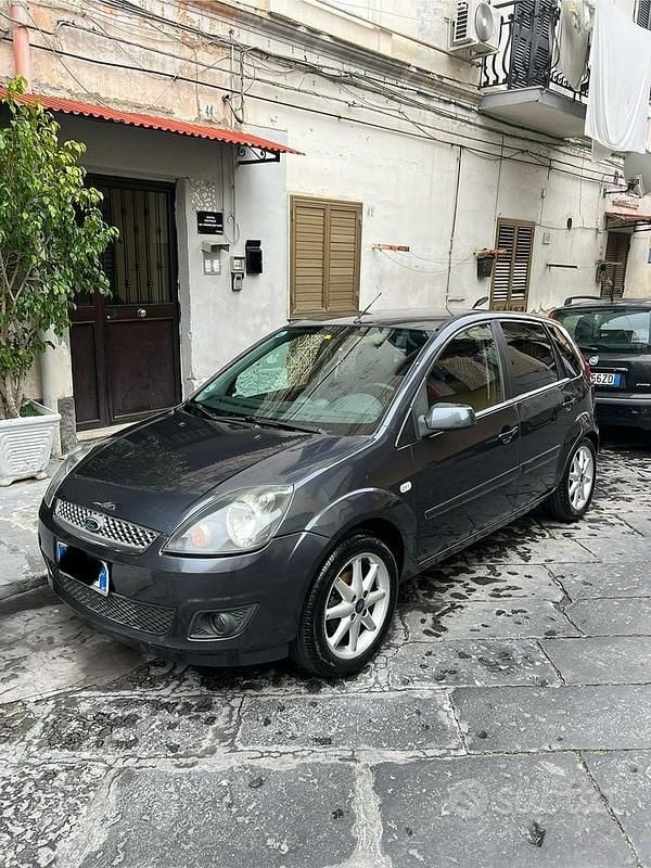 Grigio Usata 2008 Ford Fiesta Tre volumi | 3000 € (Buon prezzo) - Immagine 1/4