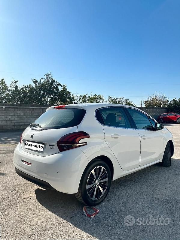 Usata Peugeot 208 Allure 110 CV (80 kW) 2016 Bianco Utilitaria
