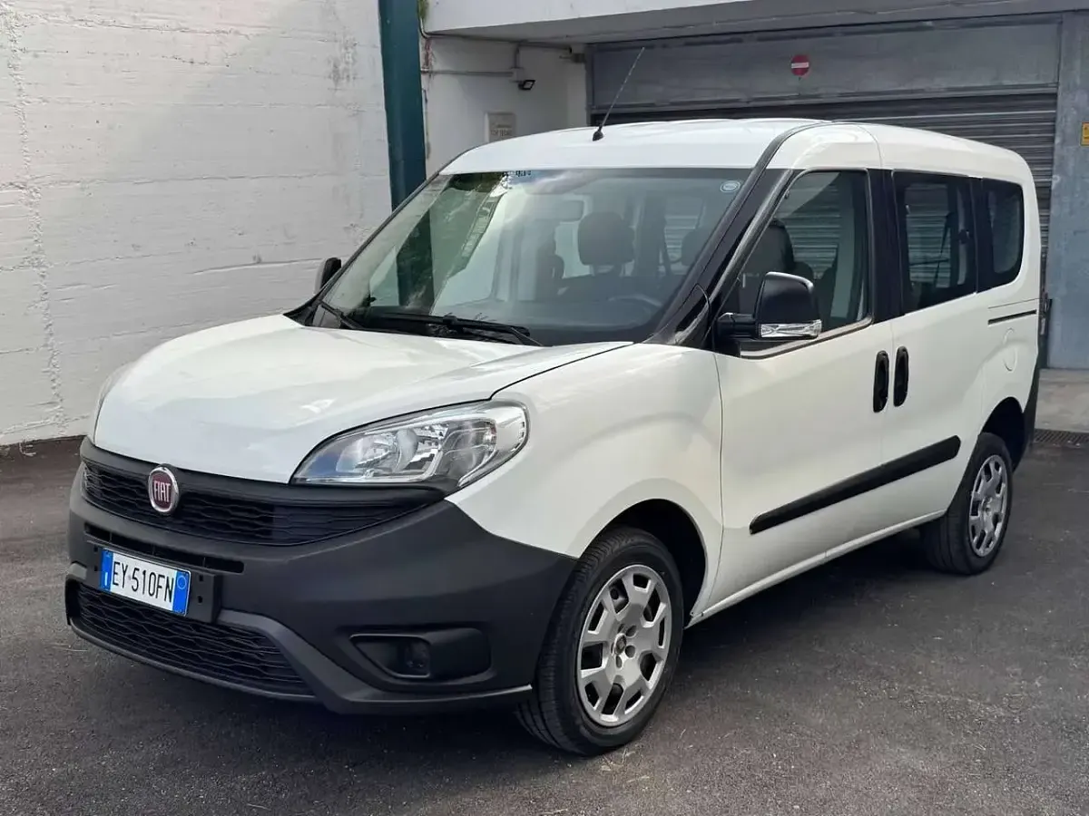 Usata Fiat Doblò Lounge 105 CV (77 kW) 2015 Bianco Monovolume