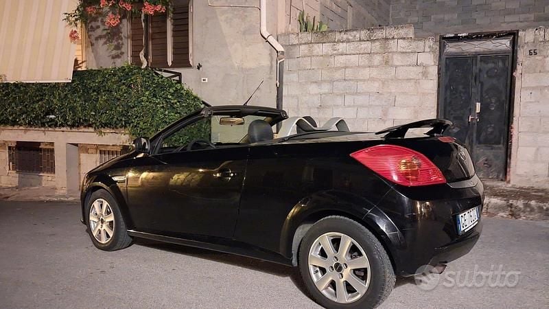Usata Opel Tigra 90 CV (66 kW) 2006 Nero Cabrio