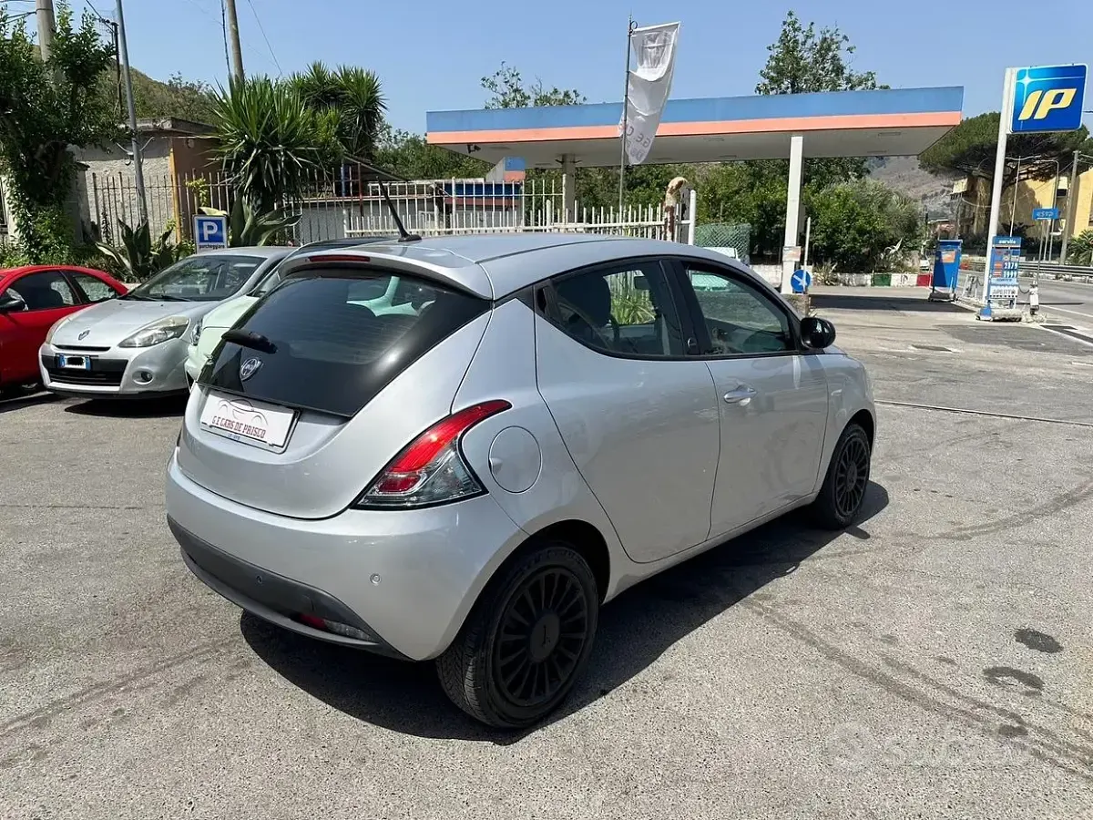 Usata Lancia Ypsilon 69 CV (50 kW) 2021 Grigio Utilitaria