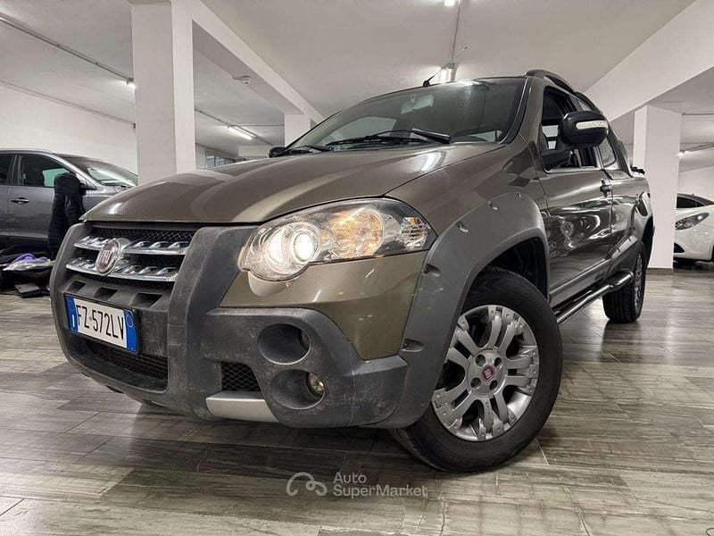 Marrone/bronzo metallizzato. Usata 2013 Fiat Strada Pick-up | 10.700 € (Super prezzo) - Immagine 1/4