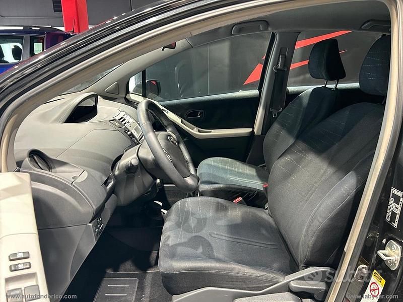 Usata Toyota Yaris 69 CV (50 kW) 2007 Nero Utilitaria