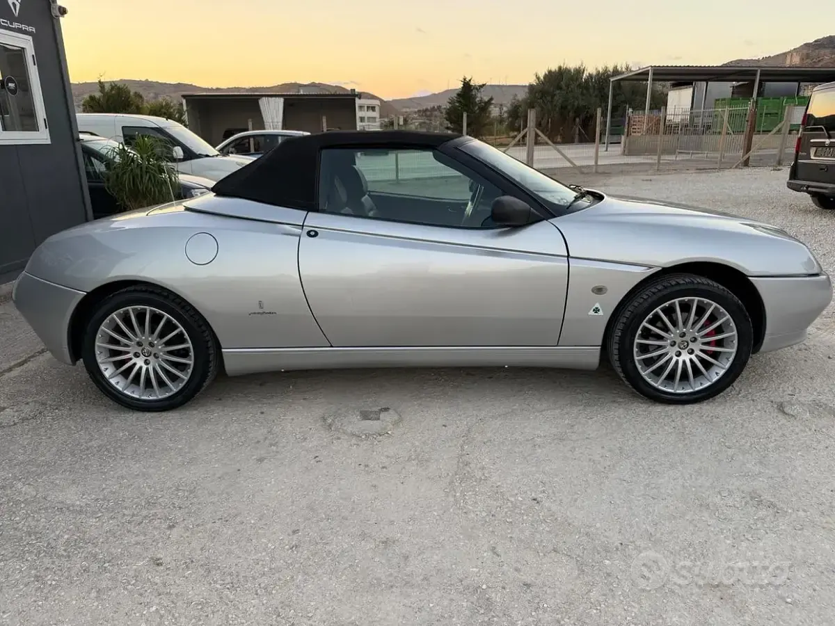 Usata Alfa Romeo Spider 150 CV (110 kW) 2001 Grigio Cabrio