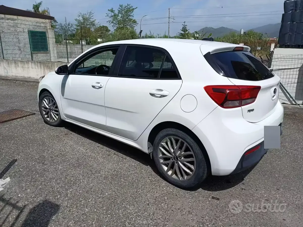 Usata Kia Rio 90 CV (66 kW) 2017 Bianco Berlina