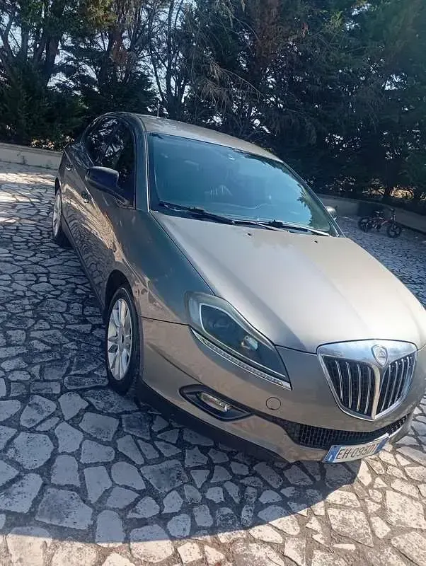 Usata Lancia Delta 120 CV (88 kW) 2011 Utilitaria