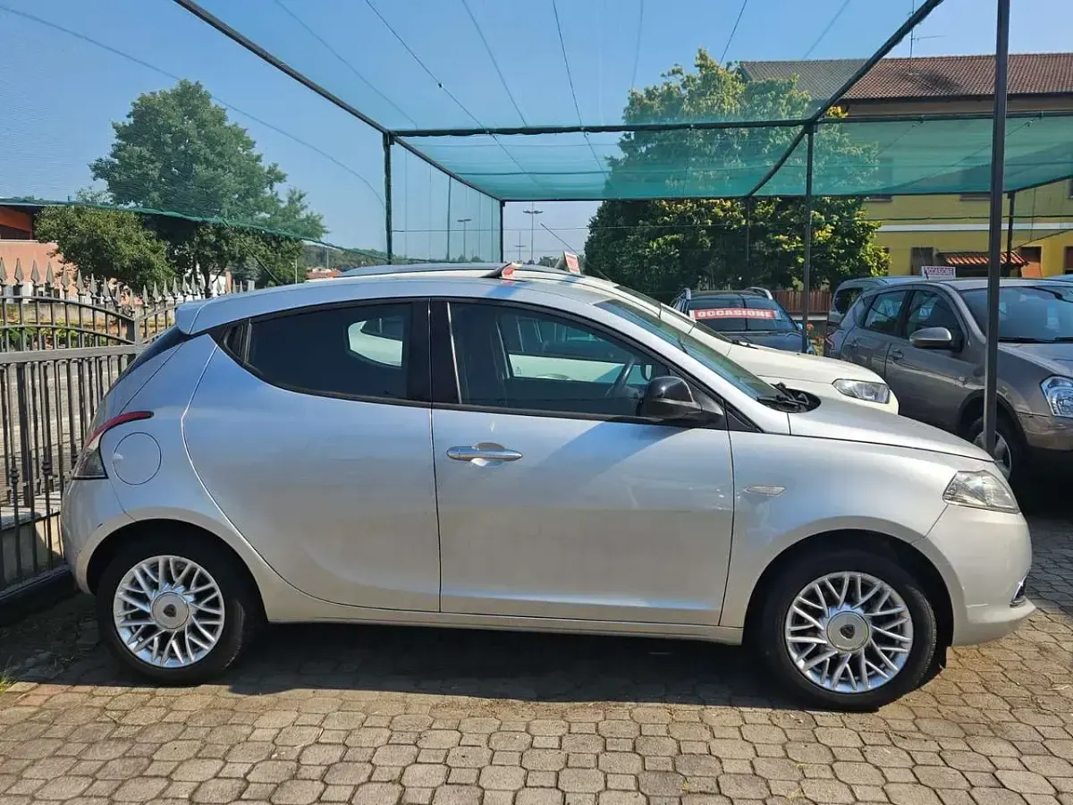 Usata Lancia Ypsilon Silver 69 CV (50 kW) 2013 Argento Utilitaria