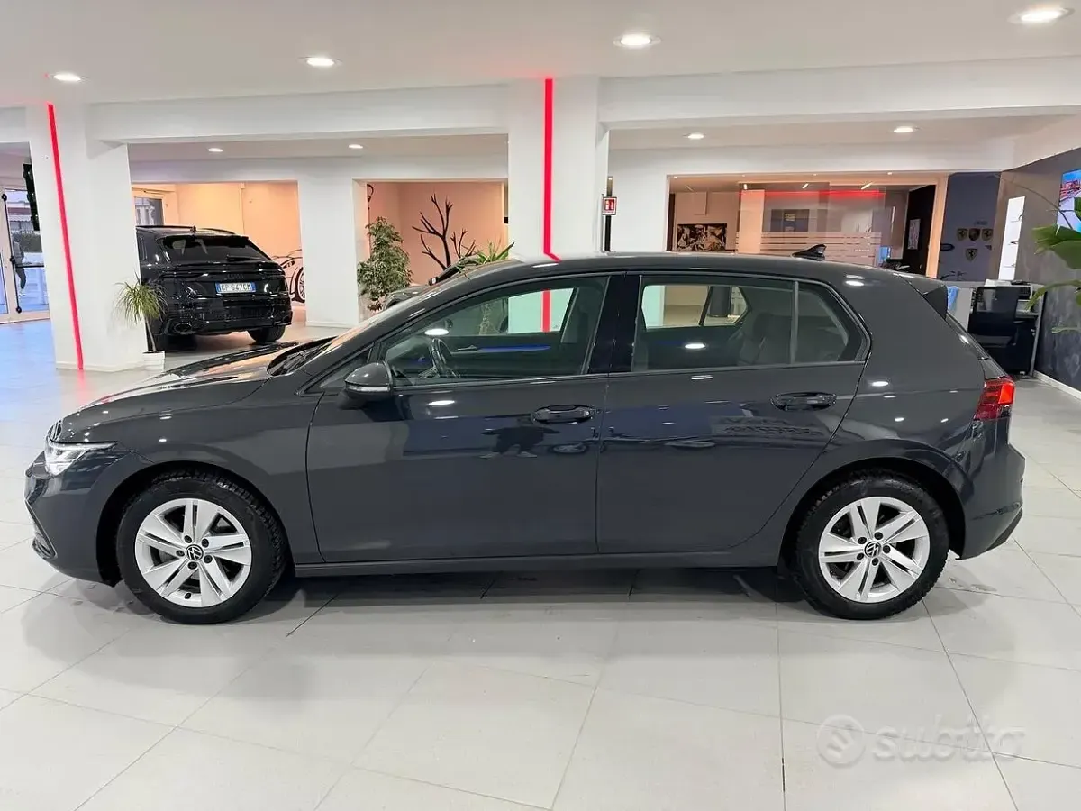 Usata VW Golf VIII Life 131 CV (96 kW) 2022 Grigio Berlina