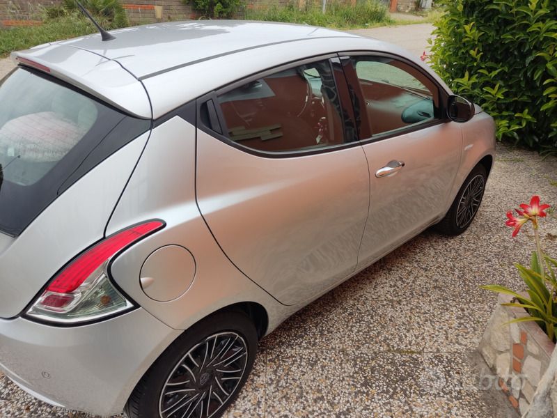 Usata Lancia Ypsilon 69 CV (50 kW) 2018 Grigio Utilitaria