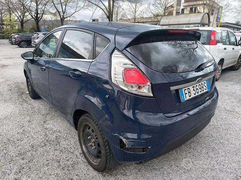 Usata Ford Fiesta 80 CV (58 kW) 2015 Blu Berlina