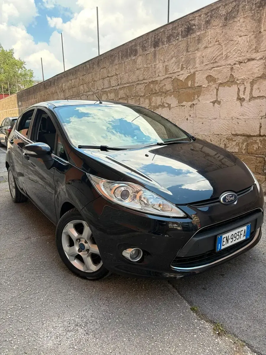 Usado Ford Fiesta Titanium 69 HP (50 kW) 2013 Cinzento Citadino