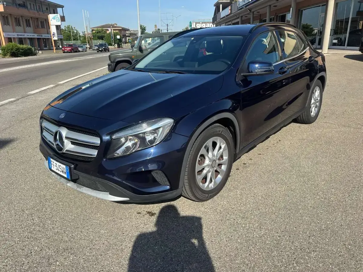Usata Mercedes GLA180 109 CV (80 kW) 2016 Blu/azzurro SUV