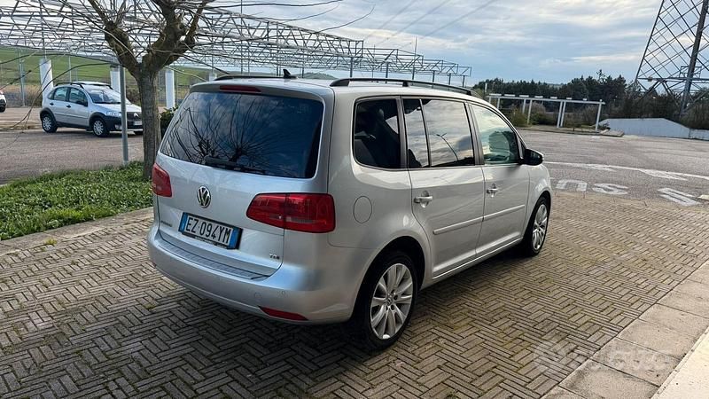 Begagnad VW Touran Comfortline 105 HK (77 kW) 2015 Grå Minibuss
