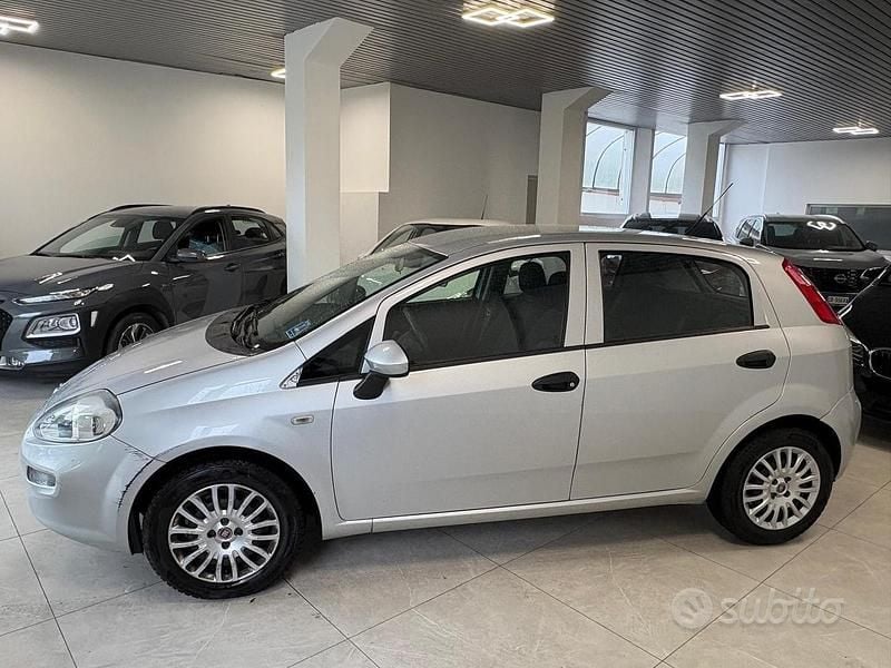 Usata Fiat Punto Young 77 CV (56 kW) 2016 Grigio Utilitaria