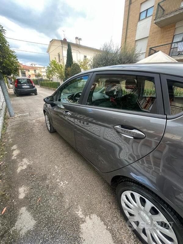Usata Ford Fiesta 75 CV (55 kW) 2016 Grigio Utilitaria
