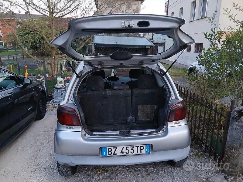 Usata Toyota Yaris 75 CV (55 kW) 2002 Grigio Berlina