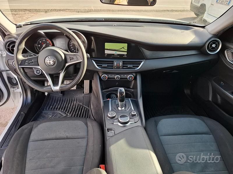 Usata Alfa Romeo Giulia 150 CV (110 kW) 2017 Bianco Berlina