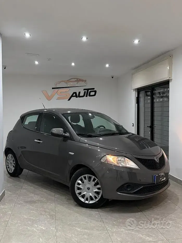 Usata Lancia Ypsilon Gold 69 CV (50 kW) 2015 Grigio Utilitaria