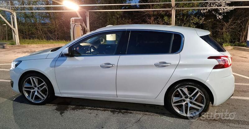 Bianco Usata 2014 Peugeot 308 Allure Tre volumi | 7100 € (Buon prezzo) - Immagine 1/4
