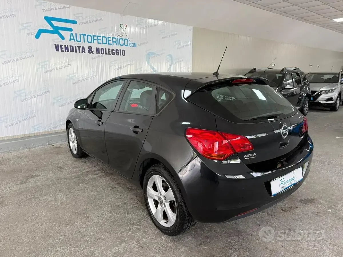Usata Opel Astra Cosmo 125 CV (91 kW) 2011 Nero Berlina