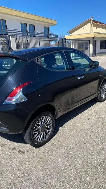 Usata Lancia Ypsilon Silver 80 CV (58 kW) 2014 Nero Utilitaria