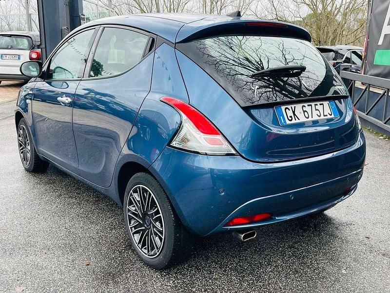 Usata Lancia Ypsilon Gold 69 CV (50 kW) 2022 Blu/azzurro Utilitaria