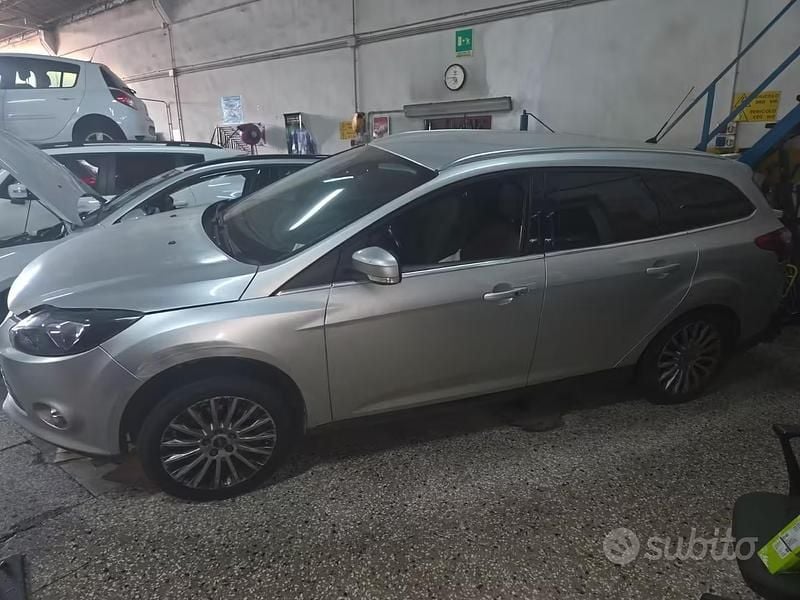 Begagnad Ford Focus Titanium 115 HK (84 kW) 2012 Grå Kombi