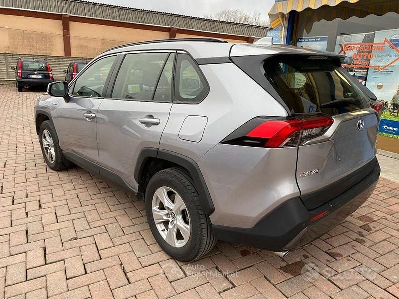 Usata Toyota RAV4 Hybrid Active 222 CV (163 kW) 2019 Argento SUV