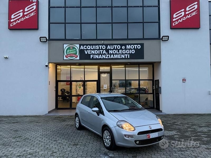 Grigio Usata 2013 Fiat Punto Lounge Tre volumi | 5900 € (Buon prezzo) - Immagine 1/4