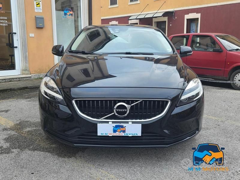 Usata Volvo V40 Plus 120 CV (88 kW) 2019 Nero Berlina