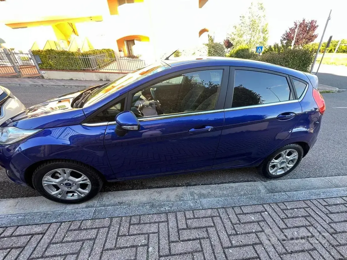 Usata Ford Fiesta 75 CV (55 kW) 2015 Blu Utilitaria