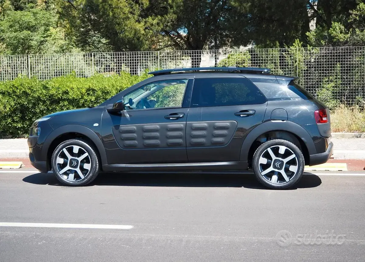Usata Citroën C4 Shine 99 CV (72 kW) 2017 Nero SUV