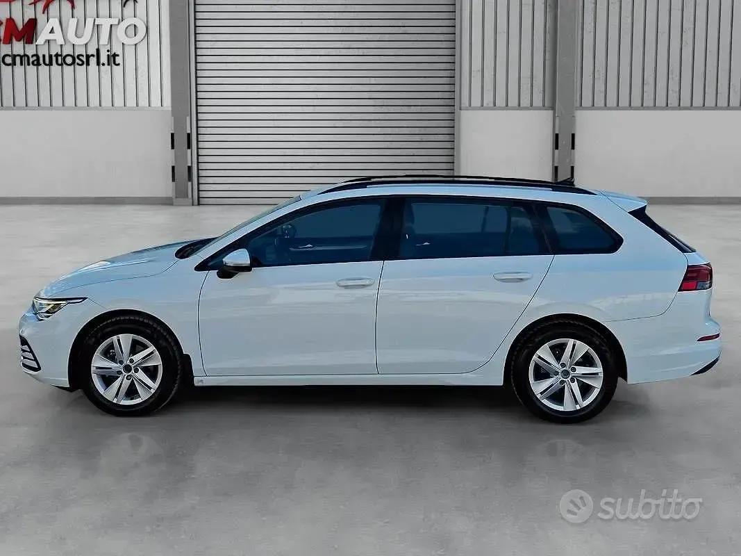 Usata VW Golf VIII Life 131 CV (96 kW) 2022 Bianco Station wagon
