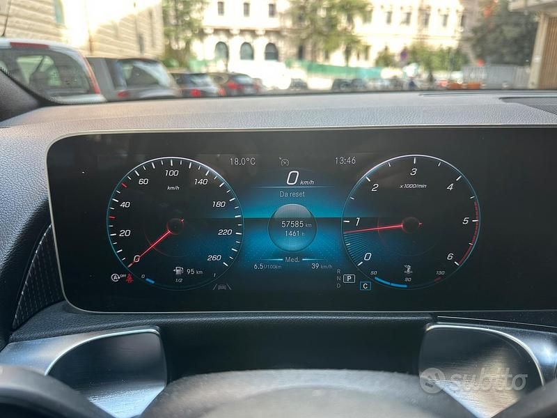 Usata Mercedes GLB200 150 CV (110 kW) 2020 Grigio SUV