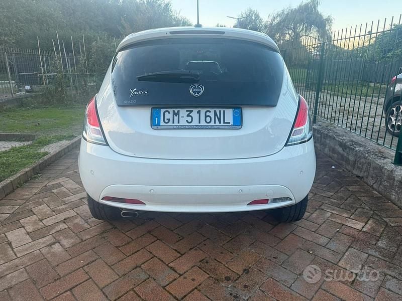 Usata Lancia Ypsilon Gold 69 CV (50 kW) 2023 Bianco Utilitaria