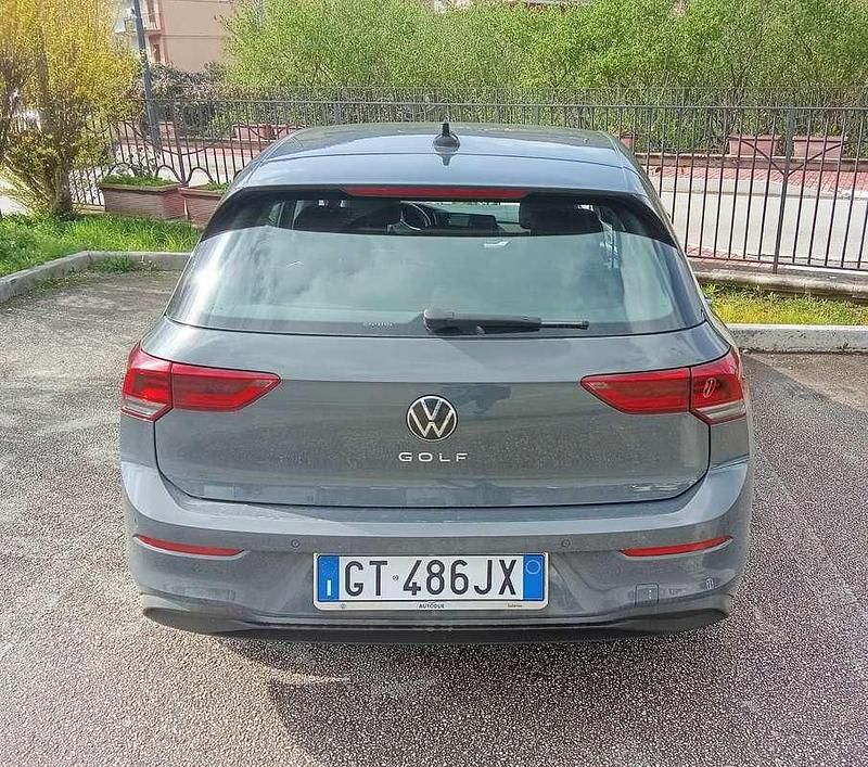Usata VW Golf VIII Life 116 CV (85 kW) 2024 Grigio Berlina