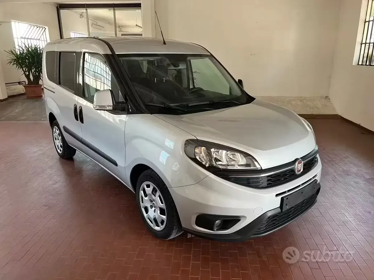 Usata Fiat Doblò 120 CV (88 kW) 2023 Grigio Monovolume