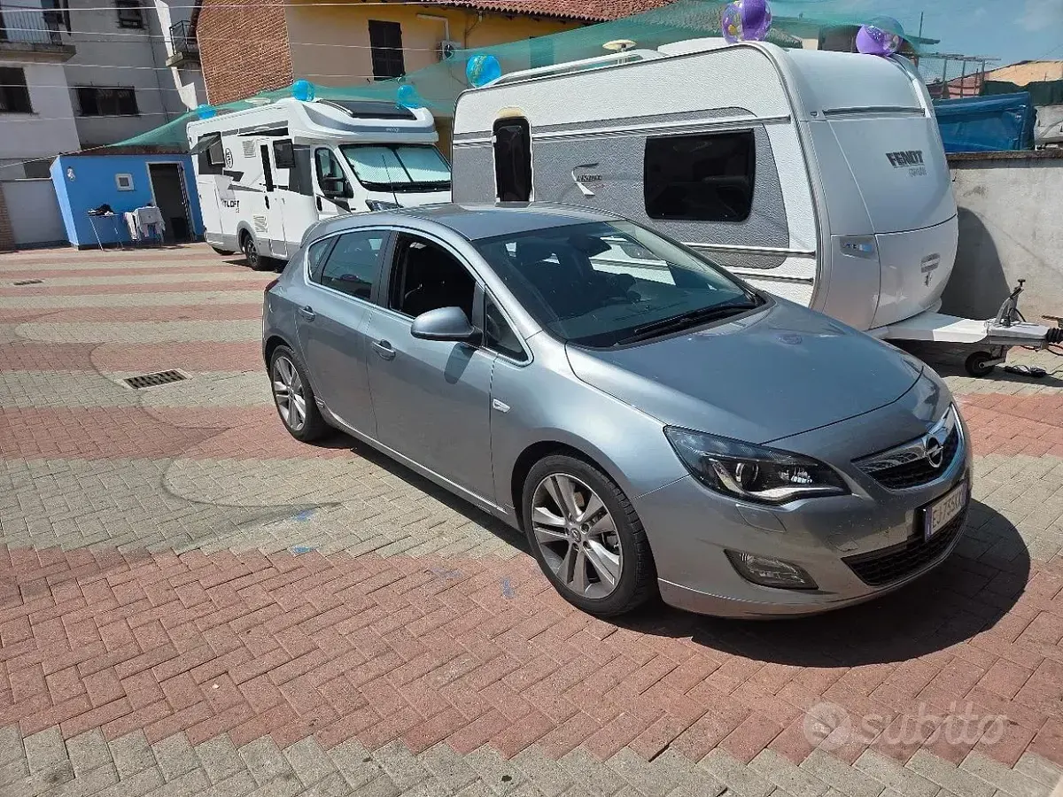 Usata Opel Astra 180 CV (132 kW) 2011 Grigio Berlina