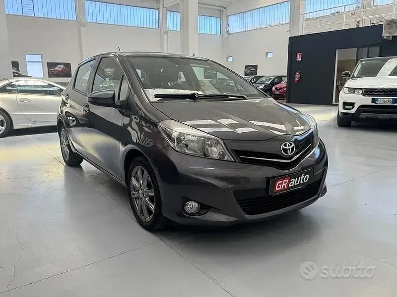 Usata Toyota Yaris Lounge 99 CV (72 kW) 2014 Grigio Utilitaria