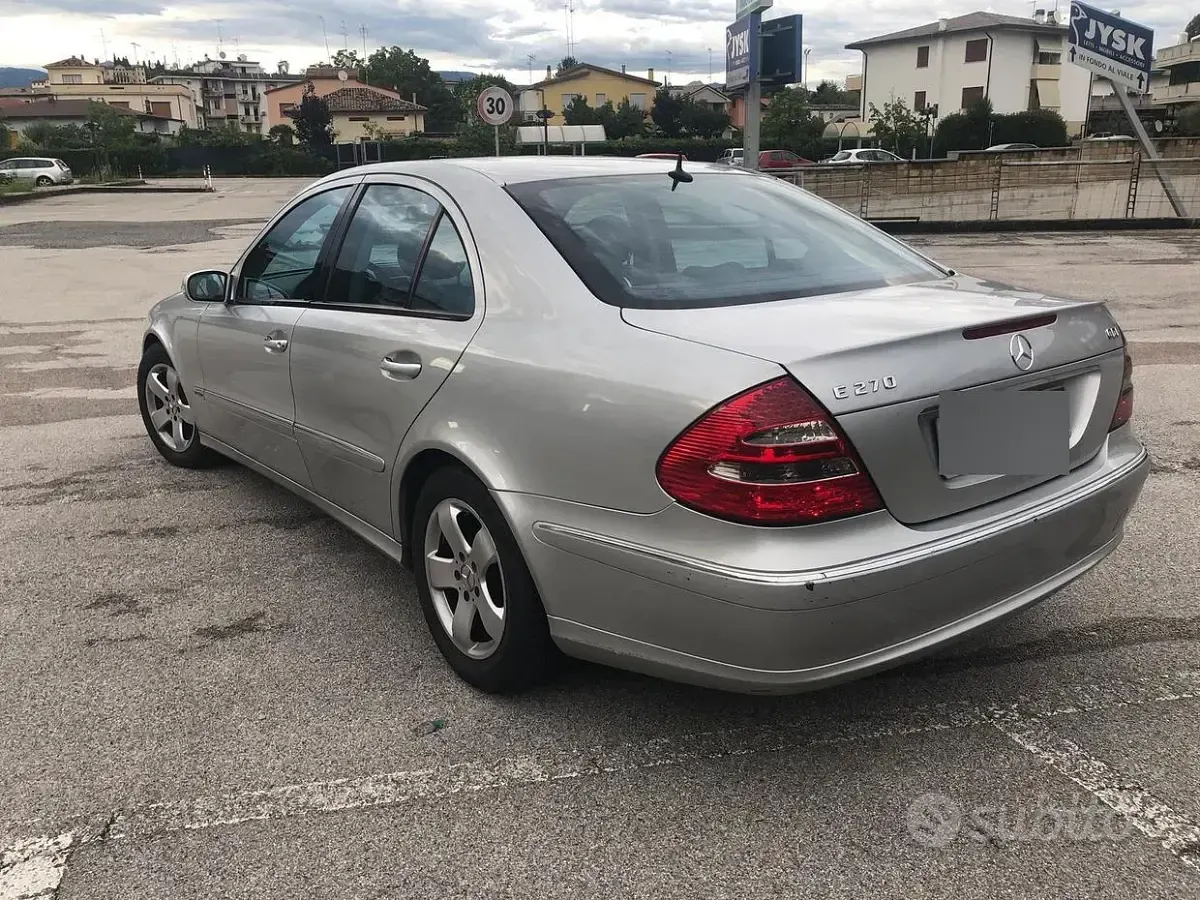 Usata Mercedes E270 Avantgarde 177 CV (130 kW) 2004 Grigio Berlina