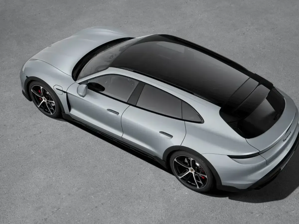 Nuova Porsche Taycan 4S Cross Turismo 439 kW (598 CV) 2026 Argento dolomite metallizzato Berlina