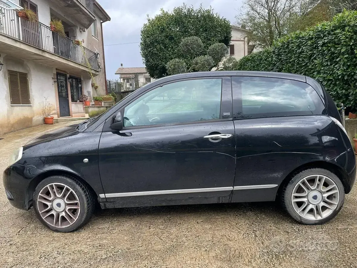 Usata Lancia Ypsilon 69 CV (50 kW) 2011 Nero Utilitaria
