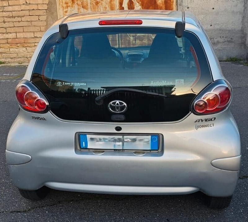 Usado Toyota Aygo Connect Style 70 HP (51 kW) 2011 Cinzento Citadino