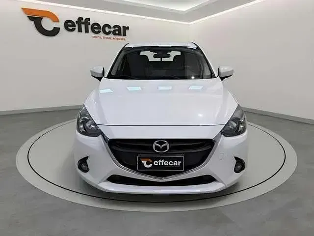 Begagnad Mazda 2 Exceed 105 HK (77 kW) 2016 Vit Sedan