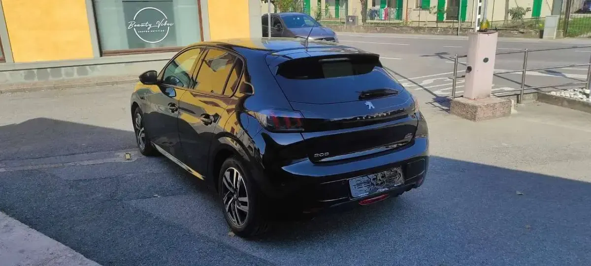Usata Peugeot 208 Allure 101 CV (74 kW) 2022 Nero Utilitaria