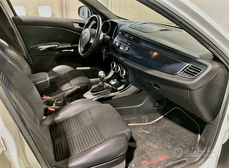 Usata Alfa Romeo Giulietta Distinctive 120 CV (88 kW) 2010 Bianco Utilitaria